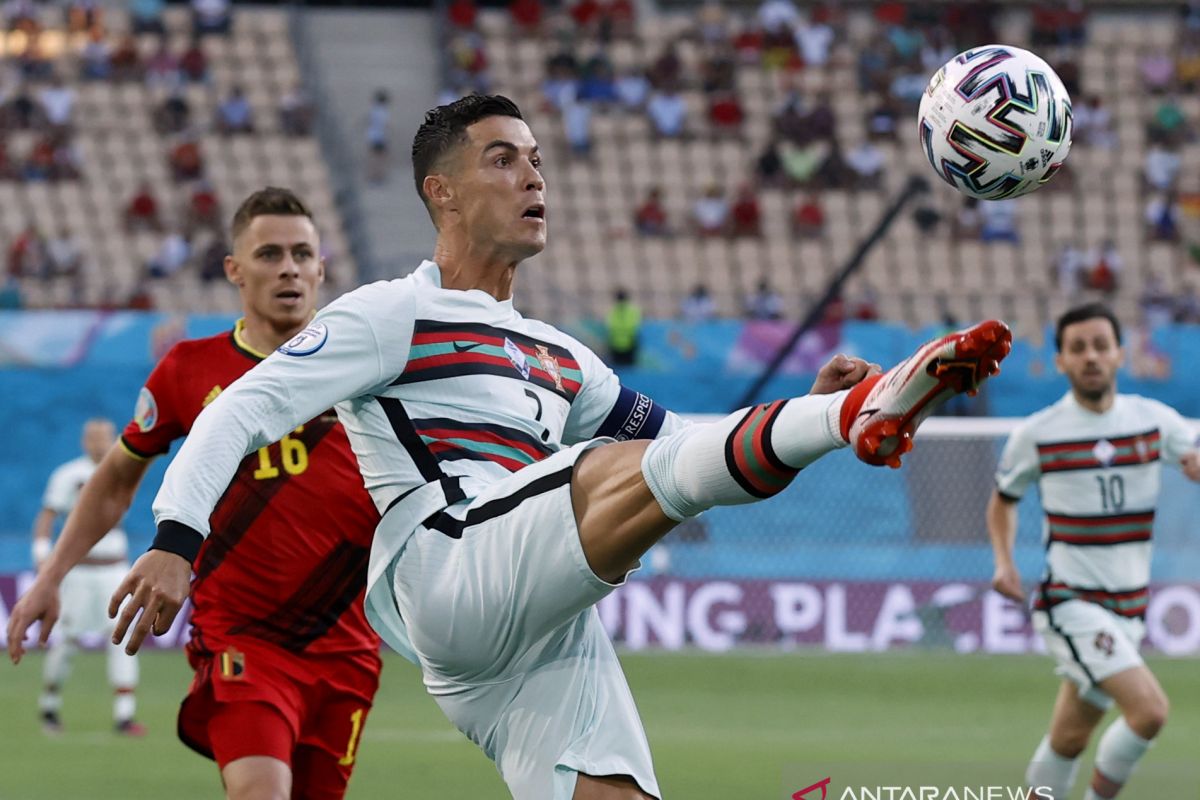 Cristiano Ronaldo raih sepatu mas Euro 2020