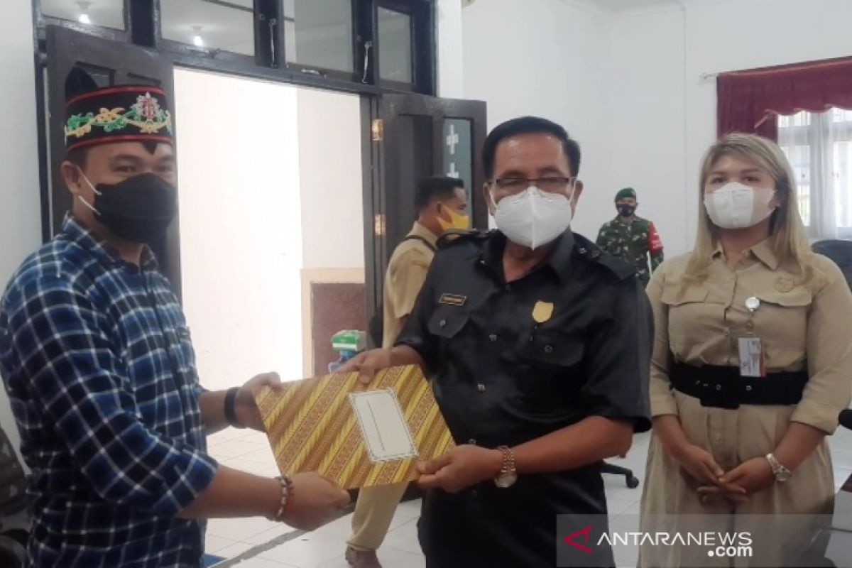 Sekelompok masyarakat sampaikan tuntutan terkait kerusakan jalan Kuala Kurun-Palangka Raya