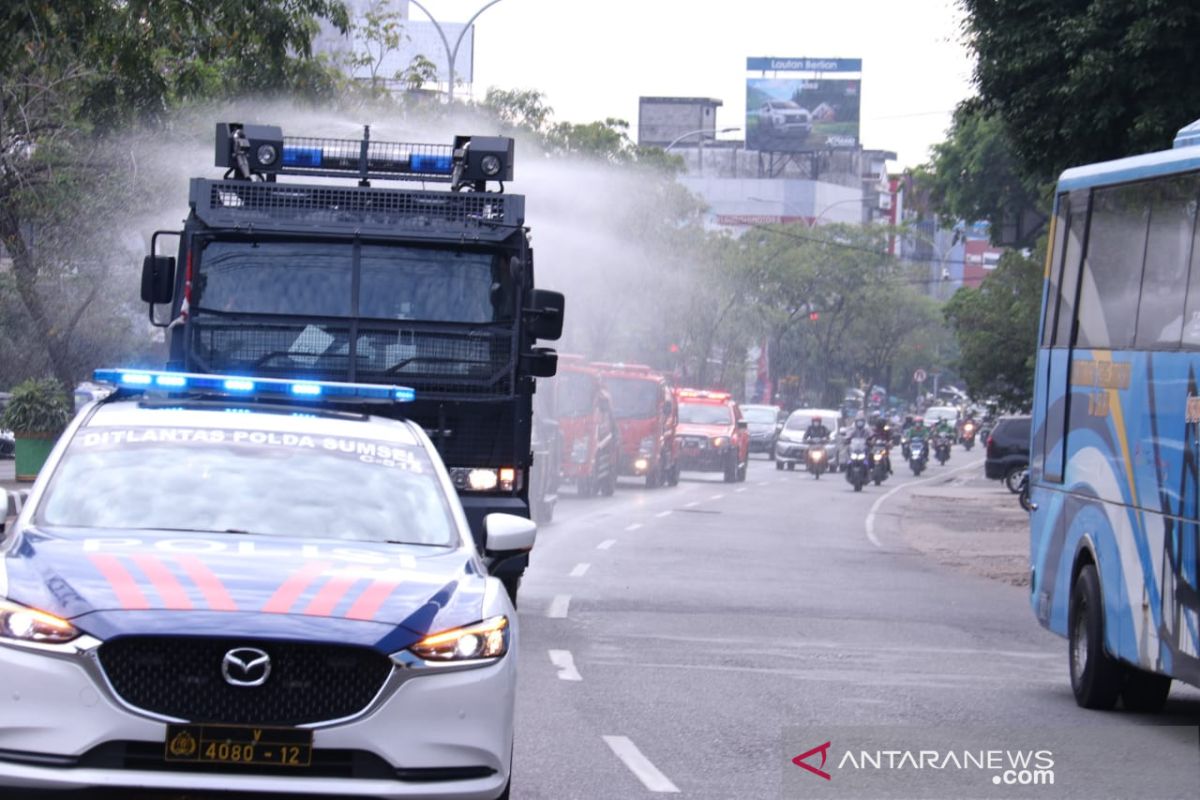 Polda Sumsel kembali turunkan tim penyemprot disinfektan