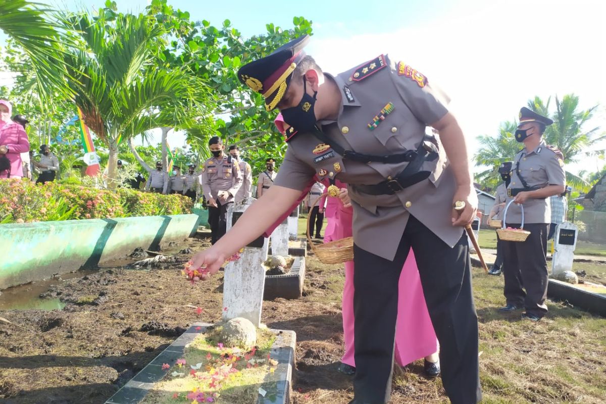 Hari Bhayangkara, Kapolres Meranti tabur bunga di makam pahlawan