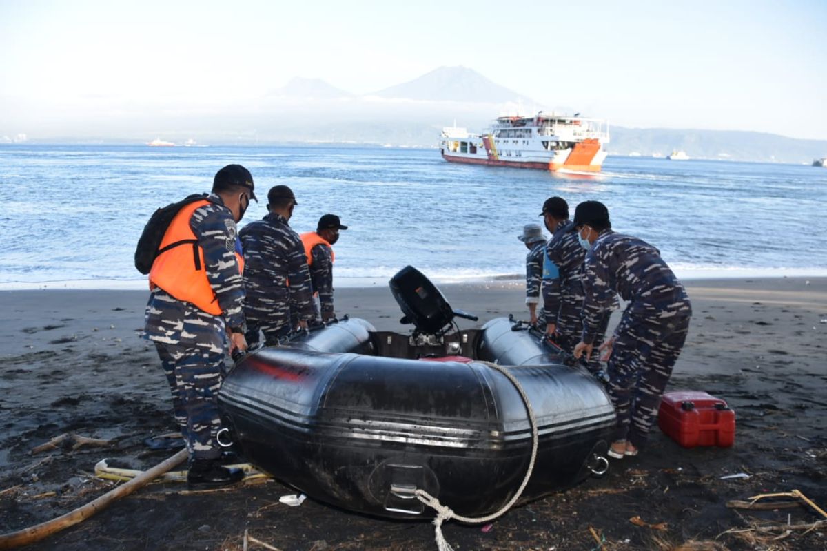 KRI TNI AL temukan satu "life craft" milik KMP Yunicee yang tenggelam