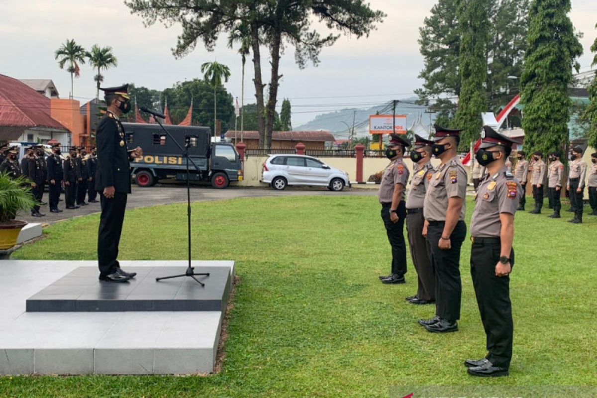 35 orang personel Polres Pasaman mendapat kenaikan pangkat di HUT Bhayangkara