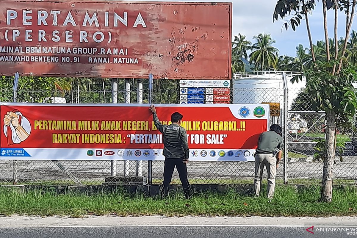 Karyawan Pertamina Ranai pasang spanduk tolak holding