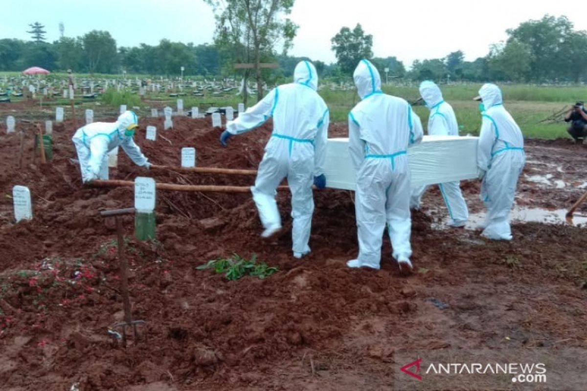 Pemkot Bekasi akhirnya izinkan jenasah COVID-19 di makam keluarga