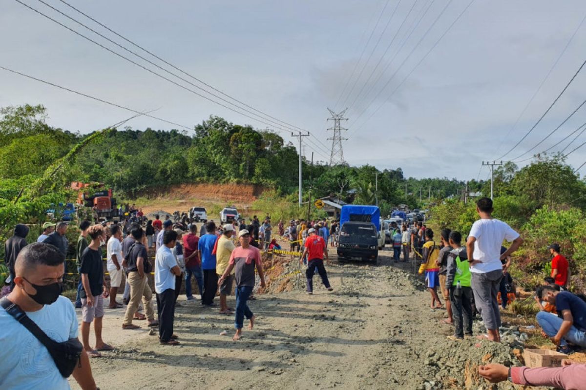 Jalur lintas Sumbar-Riau belum dapat dilalui truk