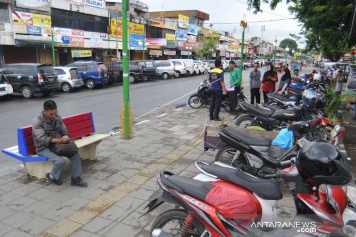 Merawat dan menjaga fasilitas umum