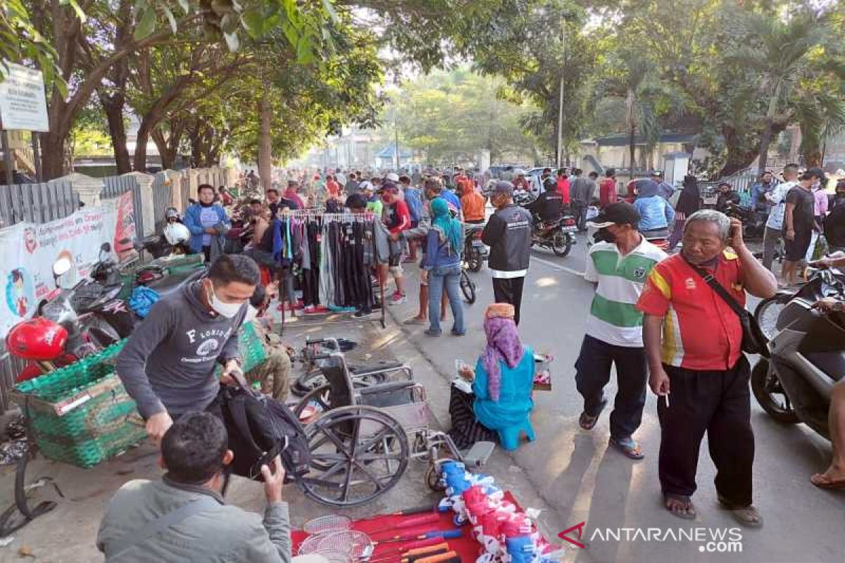 Petugas bubarkan pedagang yang nekat jualan di luar Pasar Klitikan Solo