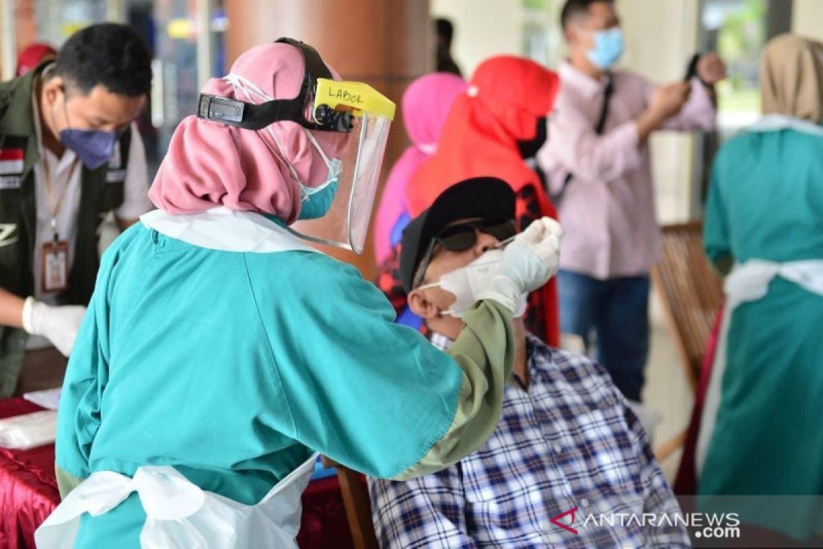 Bandara SSK II Pekanbaru berlakukan swab PCR bagi penumpang asal Jawa dan Bali