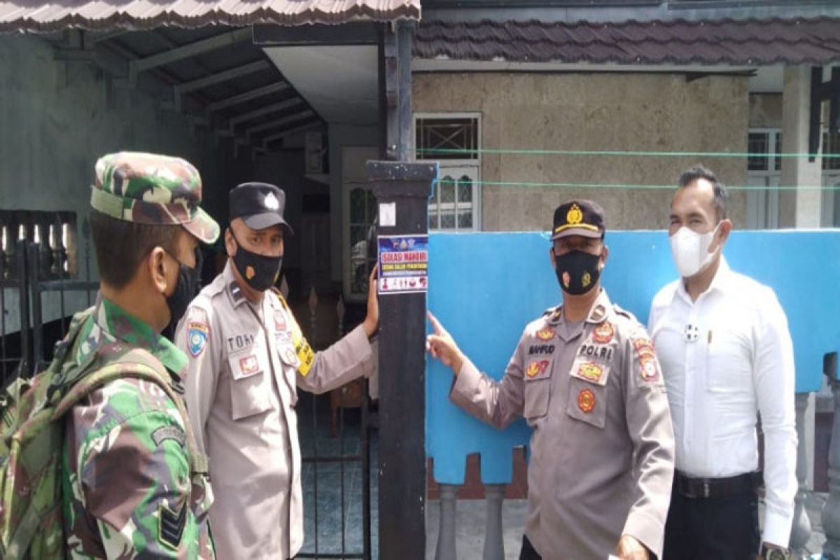 Rumah warga jalani isolasi mandiri dipasangi stiker di Palangka Raya