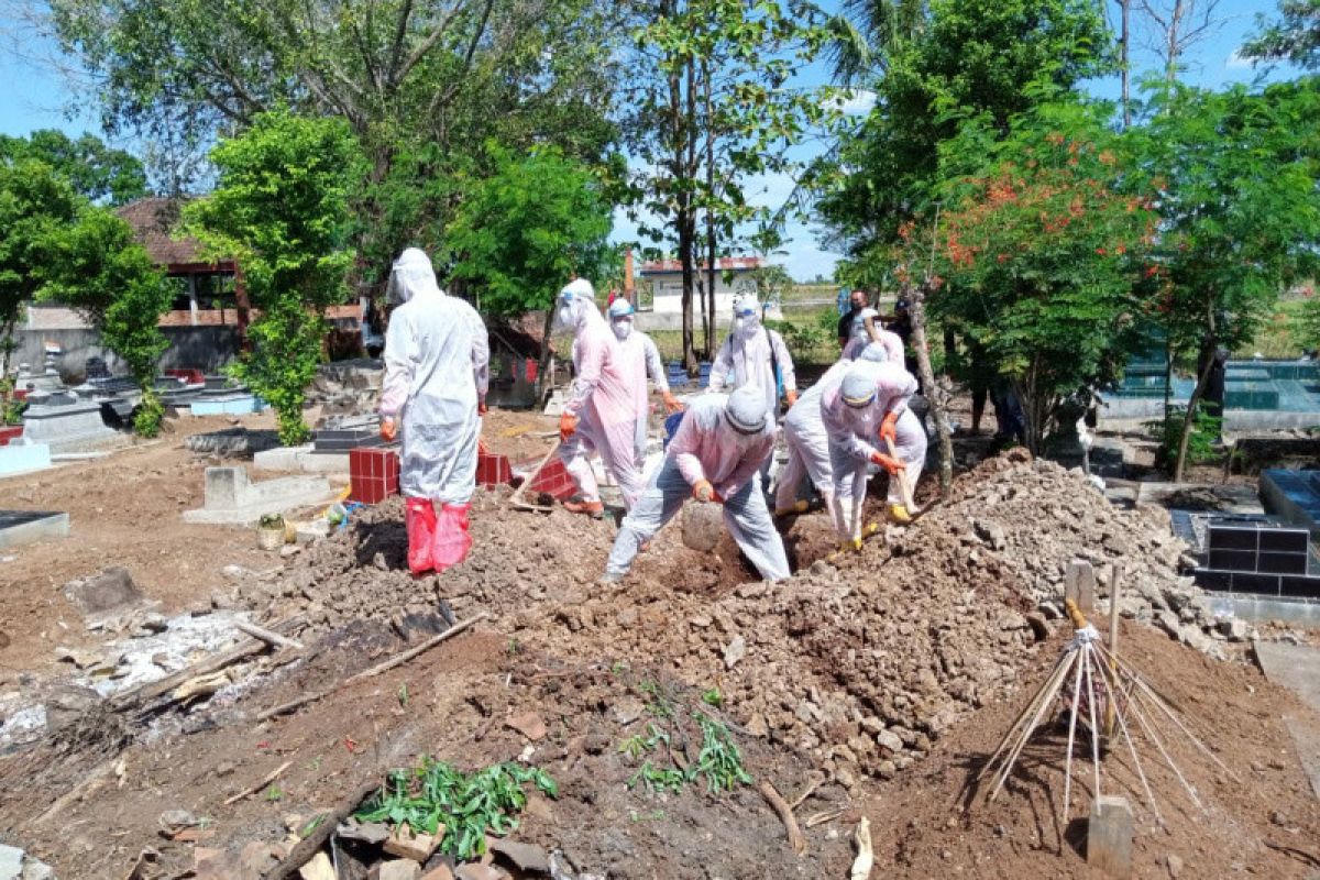 Prosesi pemakaman berprotokol COVID-19 di Solo terus meningkat