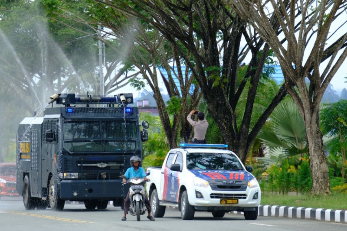 Cegah Penyebaran COVID-19, Polda Kaltara Laksanakan Penyemprotan Disinfektan