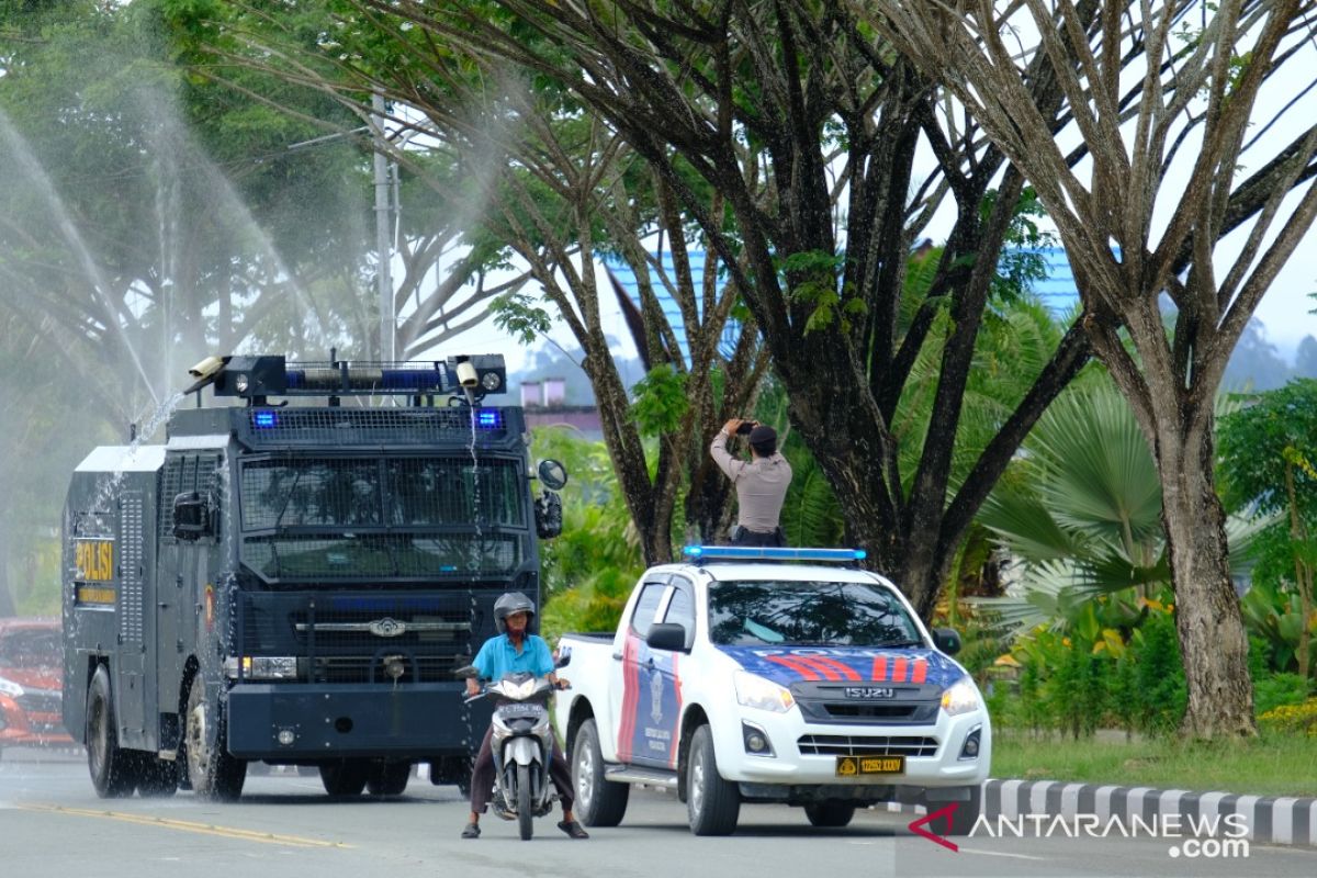 Polda Kaltara Laksanakan Penyemprotan Disinfektan di Bulungan