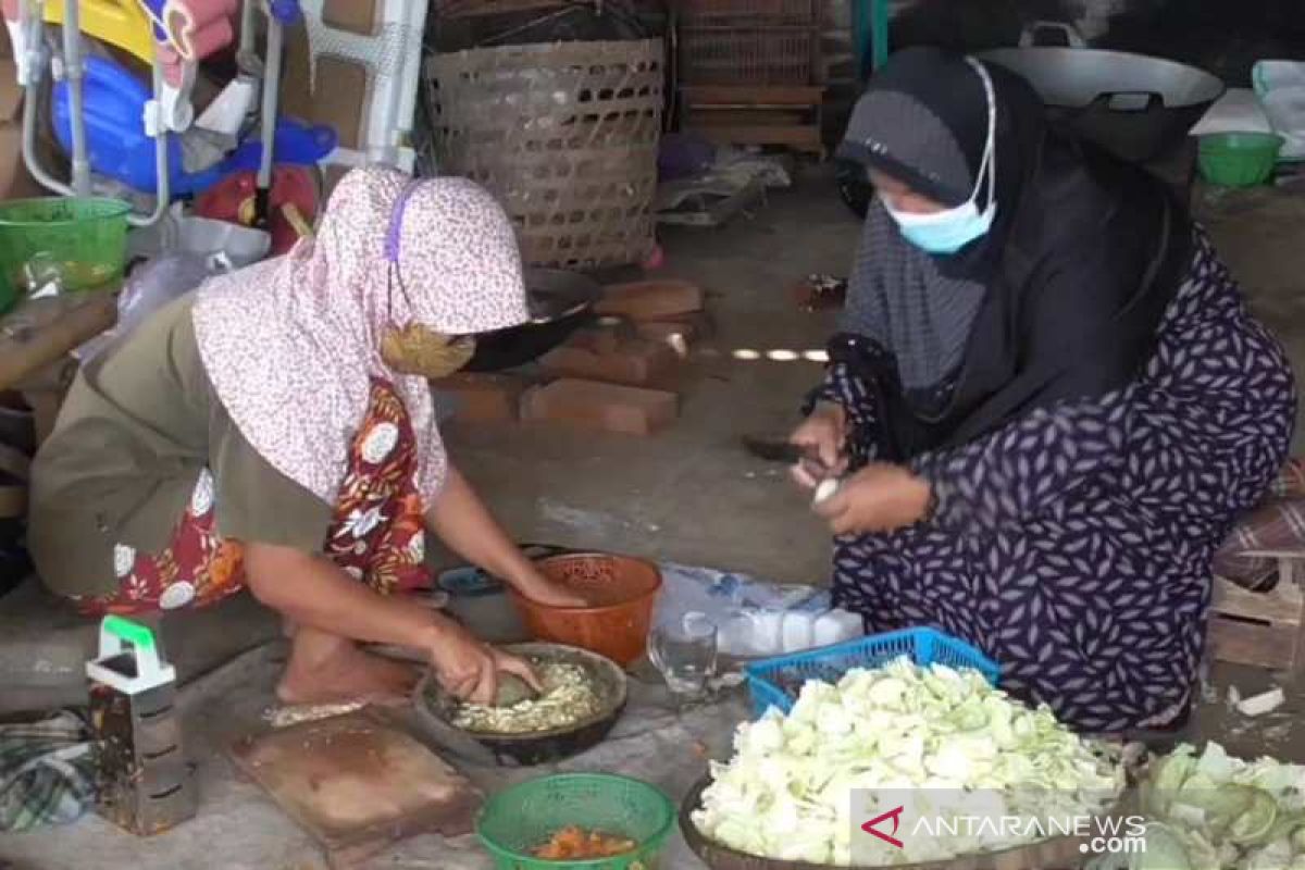 Dapur umum dari warga Girikulon Magelang untuk penderita COVID-19