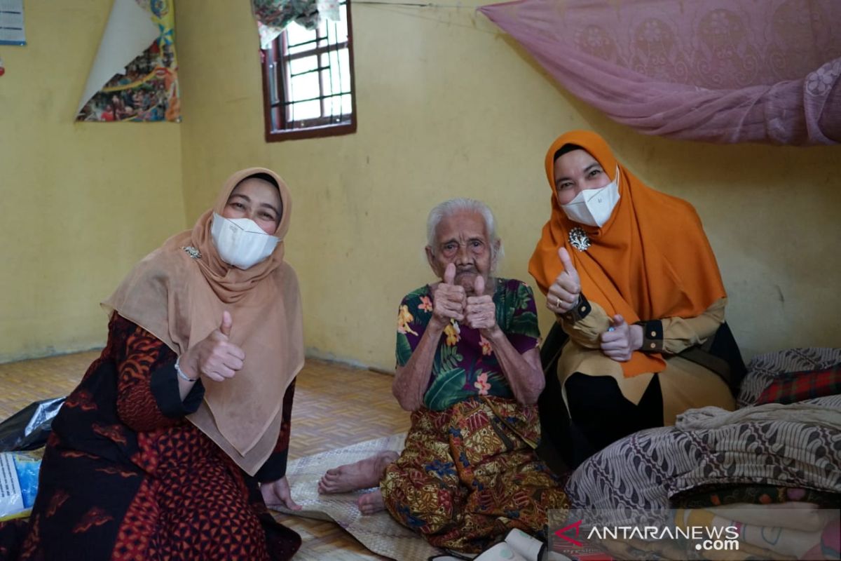 Dekranasda Siak bantu Nek Delmo yang  berusia lebih 100 tahun