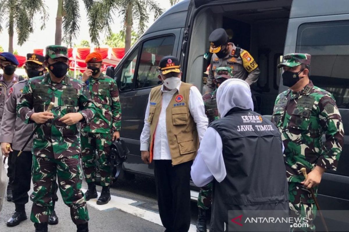 Panglima TNI Marsekal Hadi Tjahjanto sebut masyarakat ikut vaksin adalah pahlawan kesehatan