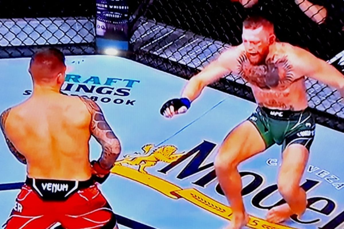 Patah kaki, McGregor kalah TKO dua kali lawan Poirier