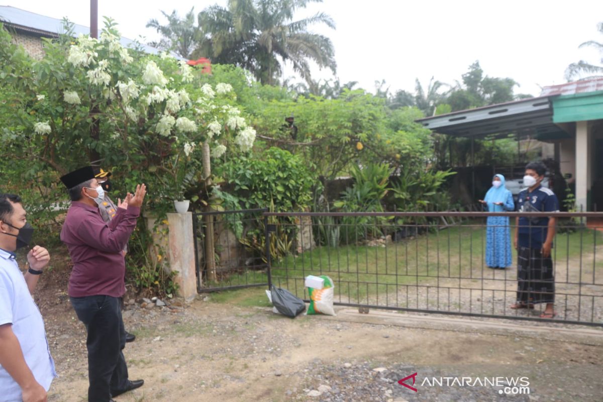 Bupati Siak tinjau warga positif COVID-19 jalani isolasi mandiri