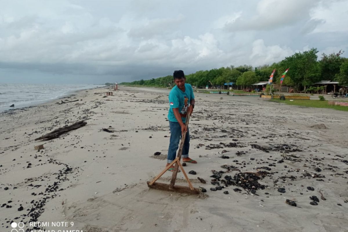 Limbah hitam berminyak cemari wisata pantai di Lampung Timur