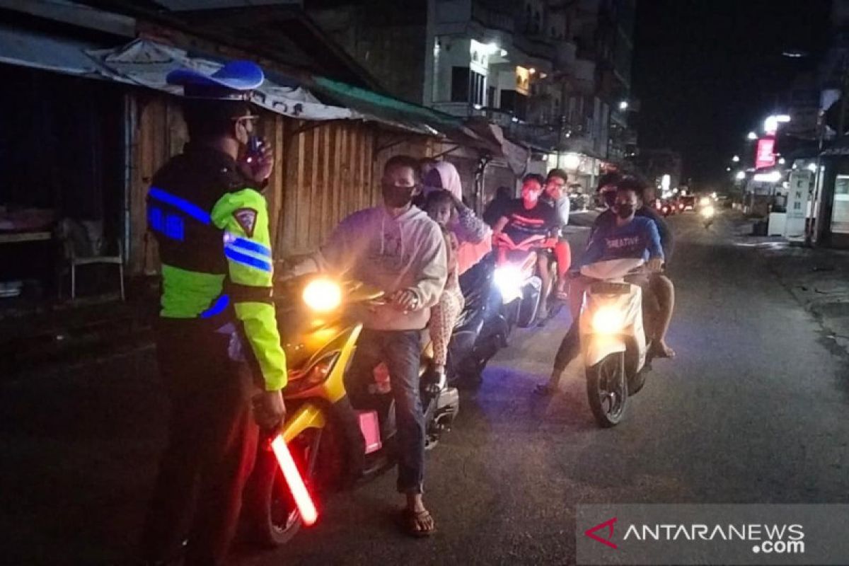 Polres Meranti tingkatkan patroli cegah kerumunan warga