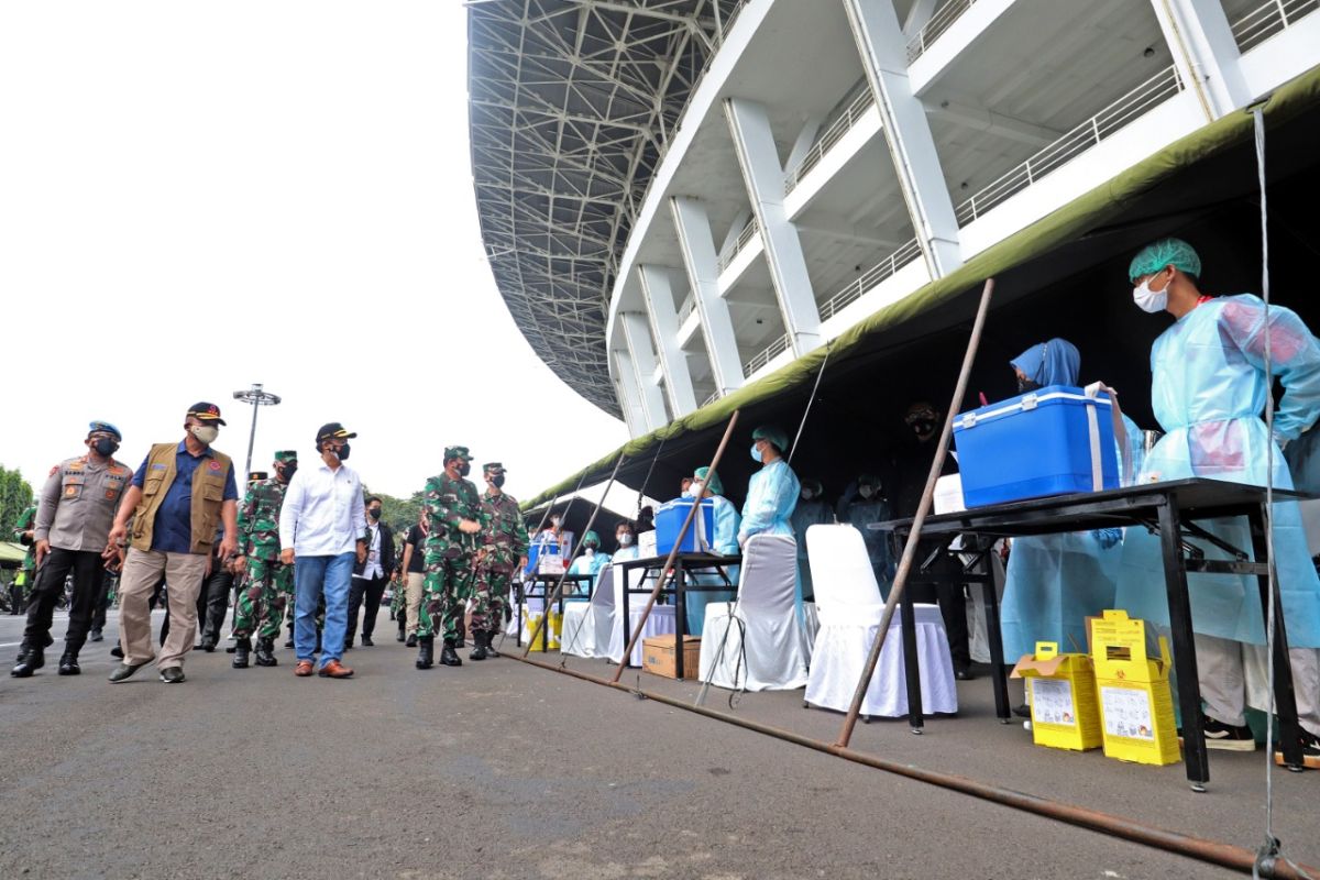 Menkes, Ketua Satgas dan Panglima TNI  tinjau Serbuan Vaksin di GBK