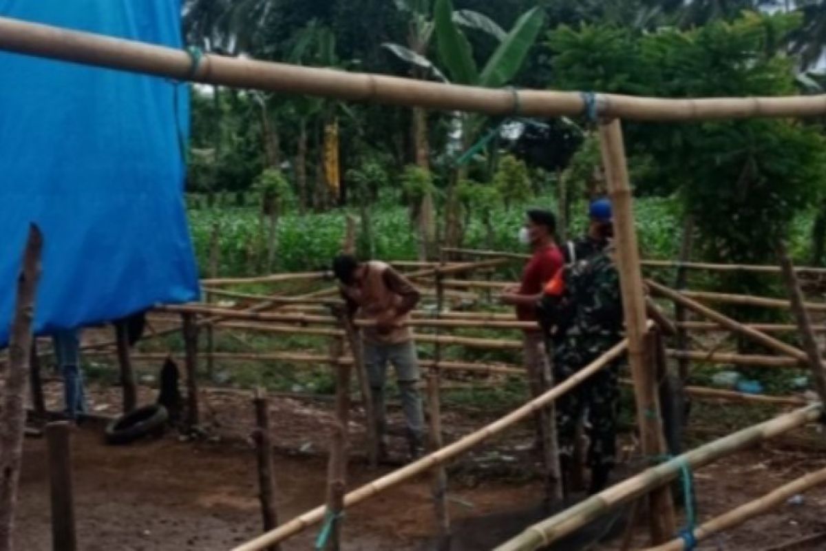 Kodim Mamuju menghancurkan arena judi sabung ayam