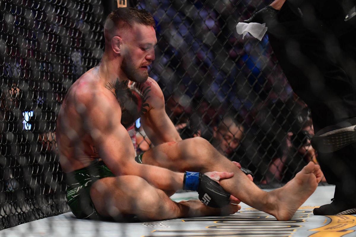 McGregor alami patah kaki saat lawani Dustin Poirier