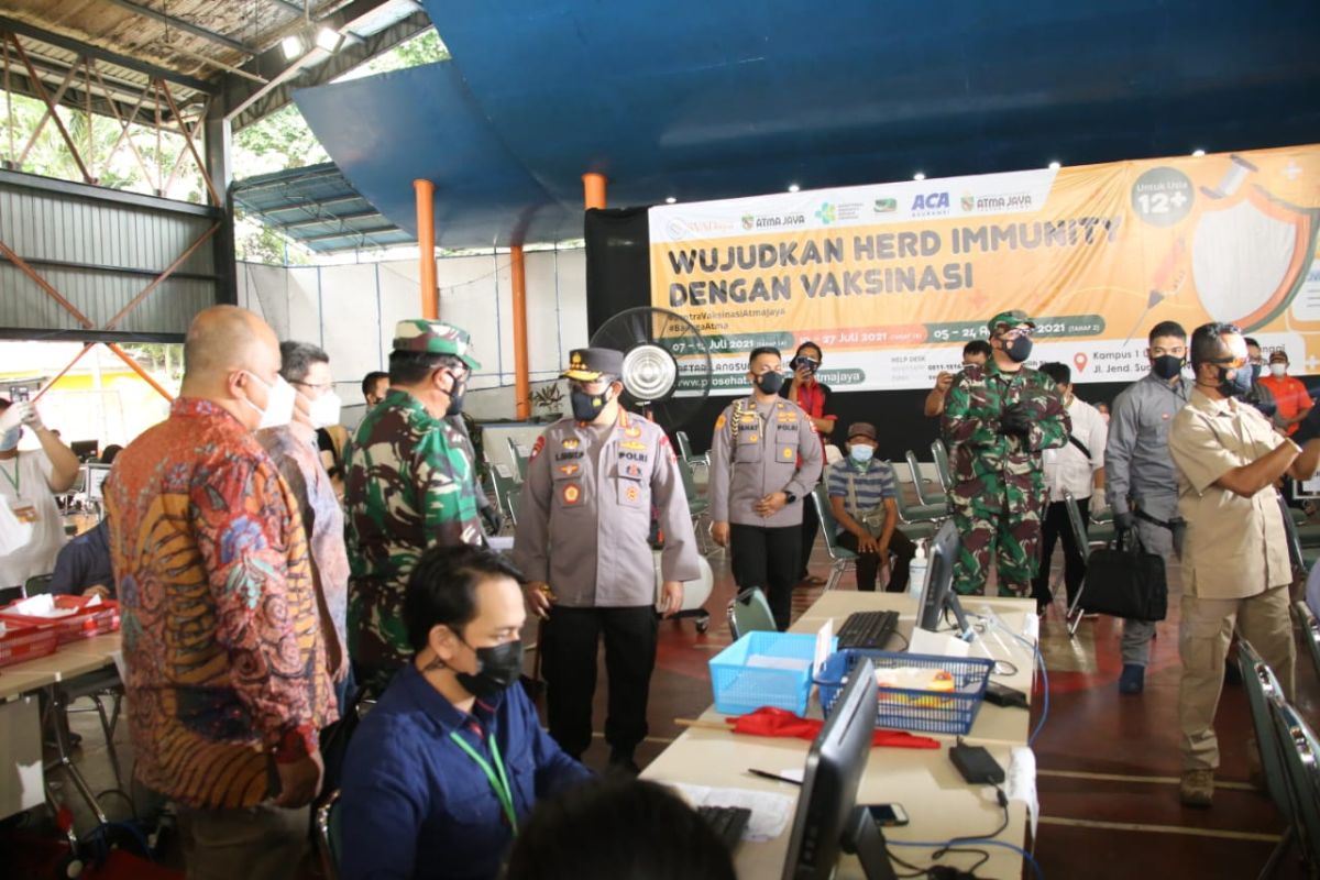 Panglima TNI dan Kapolri Tinjau Vaksinasi di Pesantren Minhaajurrosyidiin Jaktim