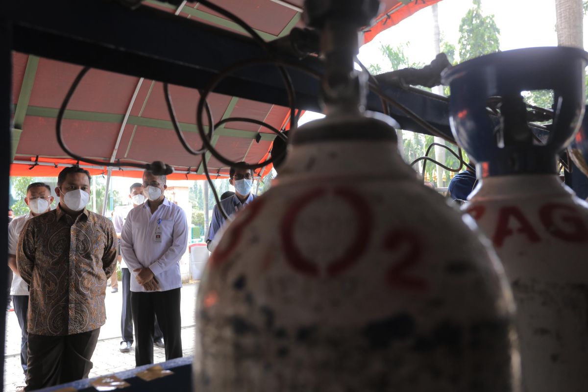 Masyarakat diimbau hindari buka katup tabung  oksigen tangan berminyak