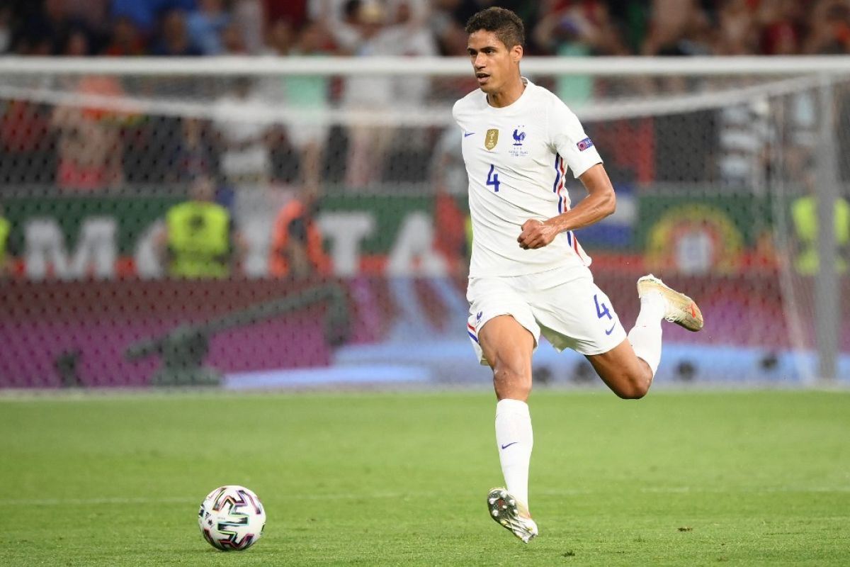 Real Madrid tunggu tawaran formal dari MU soal Varane