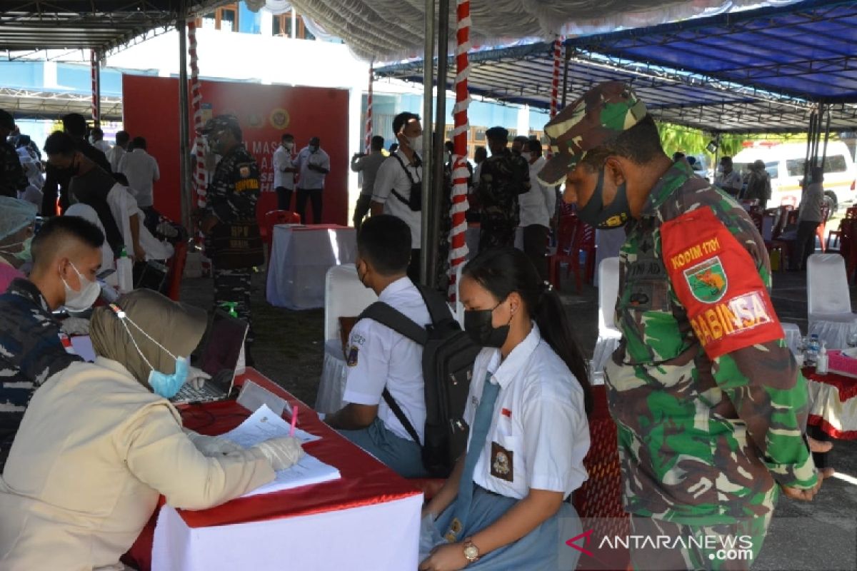 Kodam XVII/Cenderawasih ikut sukseskan vaksinasi massal pelajar SMP/SMA