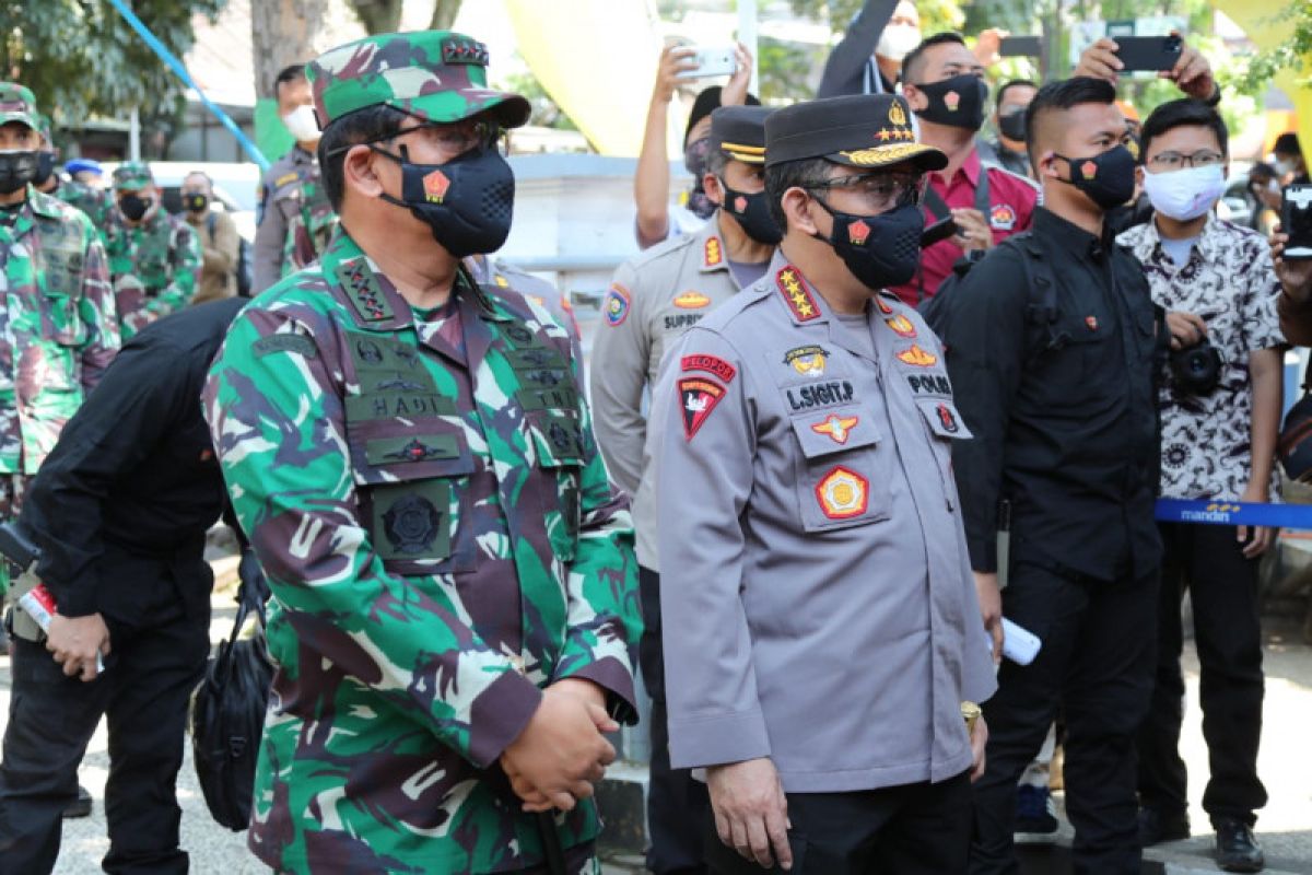 Blusukan Ke Bandung, Kapolri dan Panglima Mapping Kebutuhan Masyarakat Dampak PPKM Darurat