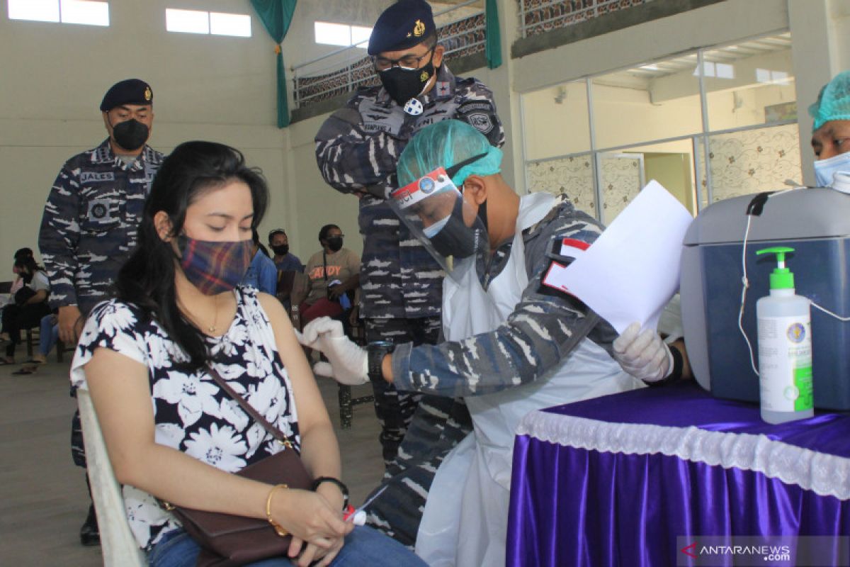 Cegah kerumunan Lantamal VII Kupang gandeng kelurahan gelar vaksinasi