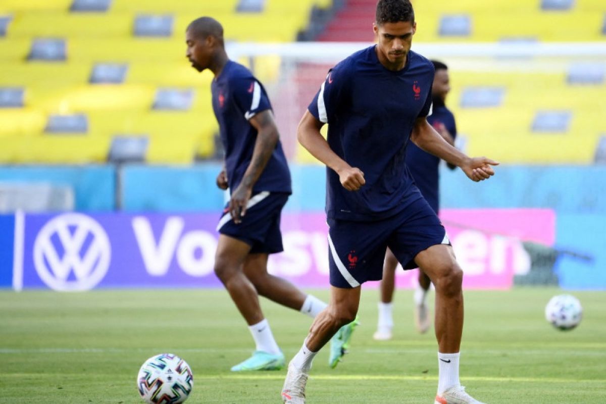 MU merasa keberatan dengan harga 50 juta pound untuk Raphael Varane