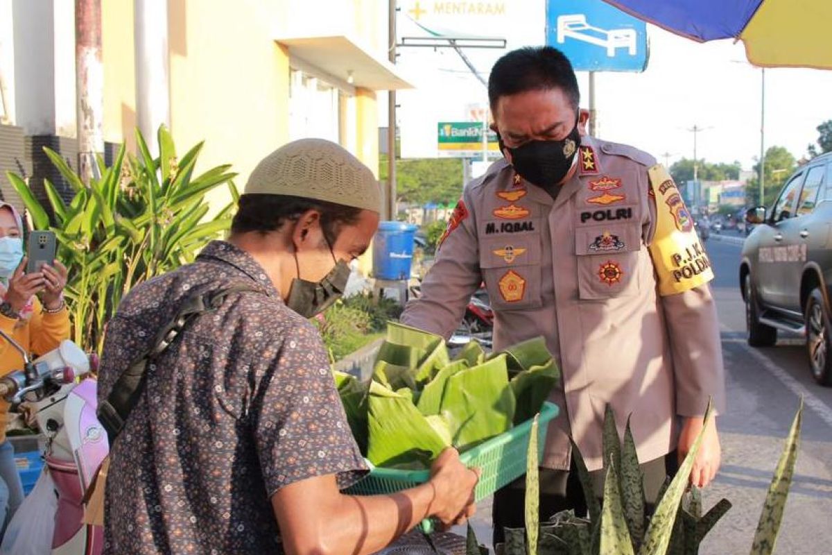 Kapolda NTB Dukung Penerapan PPKM Darurat dengan Pembagian Sembako