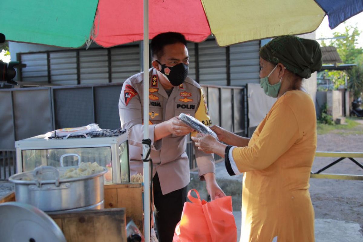 PPKM Darurat di Mataram, Kapolda NTB Sapa PKL Dengan Humanis Dan Beri Bantuan