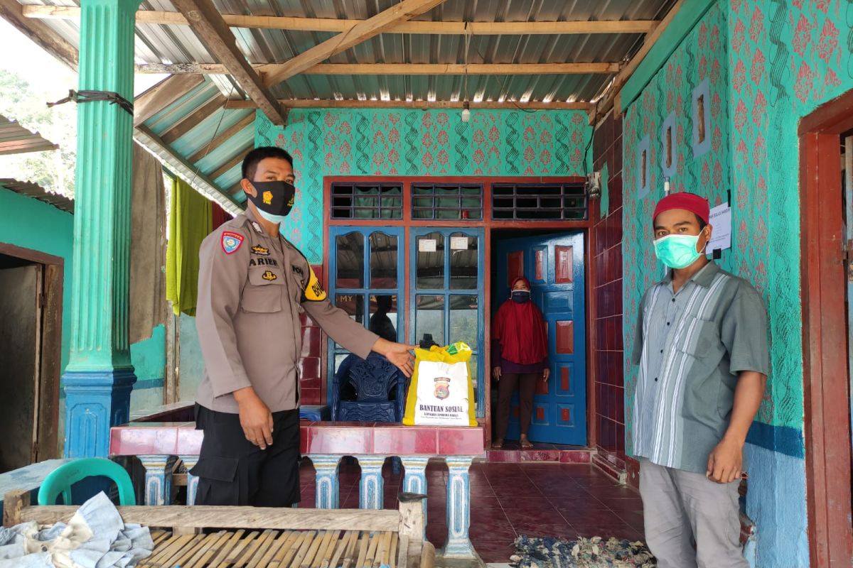 Kapolres Sumbawa Barat Berikan Bantuan Sembako Kepada Pasien Positif Covid - 19