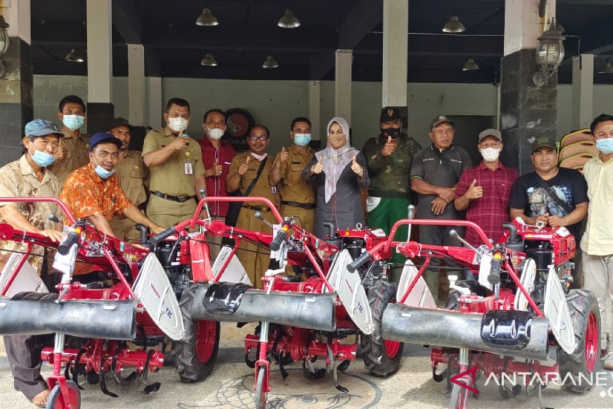 Serahkan bantuan hand traktor, Ini pesan Eva Yuliana untuk petani Kampar