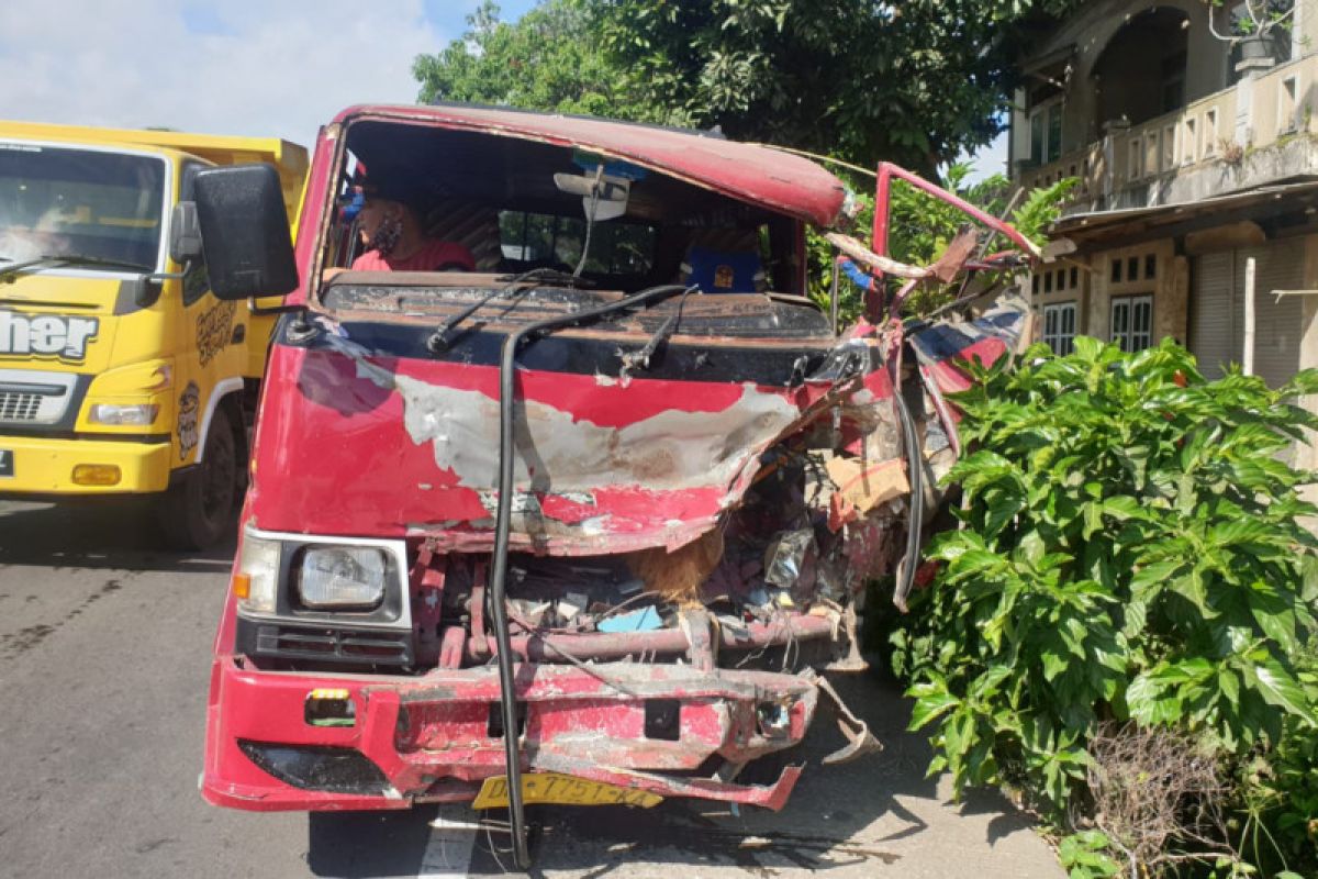 Carry pick up vs truck engkel di Batukliang adu banteng