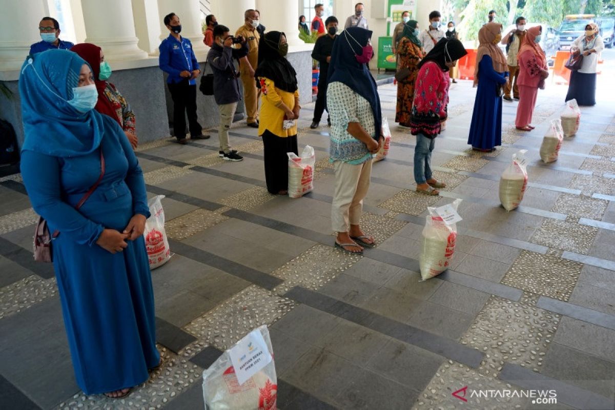 Indef: Pemerintah bisa gandeng tokoh masyarakat untuk bantu salurkan bansos