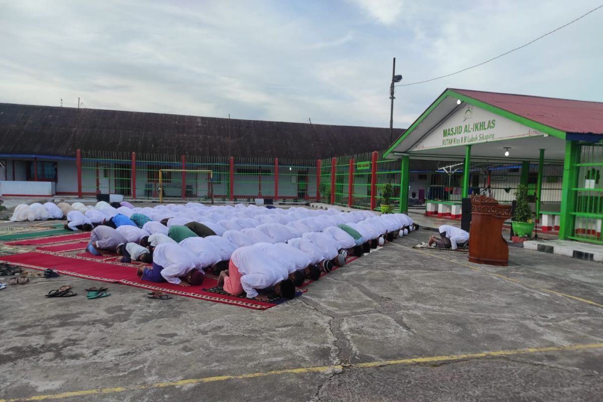 127 warga binaan Rutan Lubuk Sikaping Shalat idul Adha dan sembelih dua hewan kurban