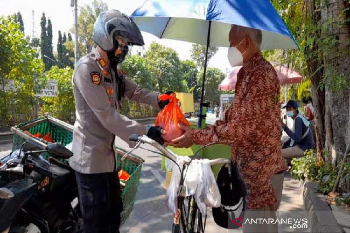 Polisi salurkan sembako untuk warga terdampak PPKM di Solo