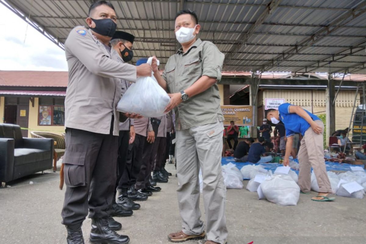 Hindari kerumunan polisi Kolaka distribusi hewan kurban "door to door"