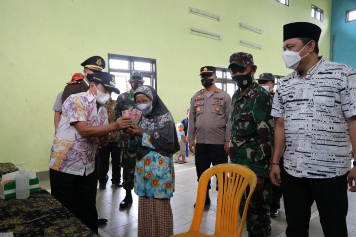 Banjarnegara salurkan bantuan jaring pengaman sosial