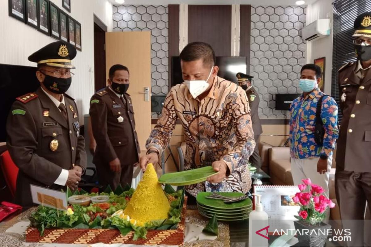 Puncak Hari Bhakti Adhykasa, Bupati Meranti bawa tumpeng datangi Kejari