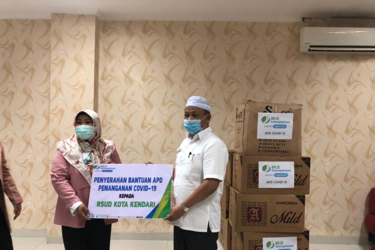 BPJAMSOSTEK Serahkan Bantuan APD ke RSUD Bahteramas dan RSUD Kendari