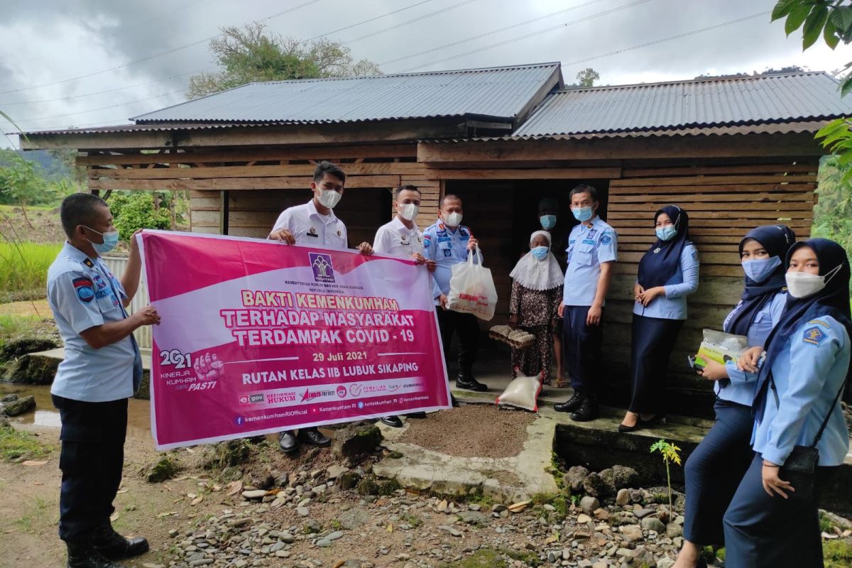 Rutan Lubuk Sikaping bagikan paket sembako dari bantuan Kemenkumham kepada warga terdampak COVID-19