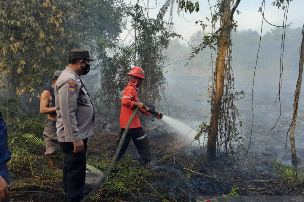 RPK PT Arara Abadi dan tim bahu-membahu padamkan karhutla di Mengkapan Siak