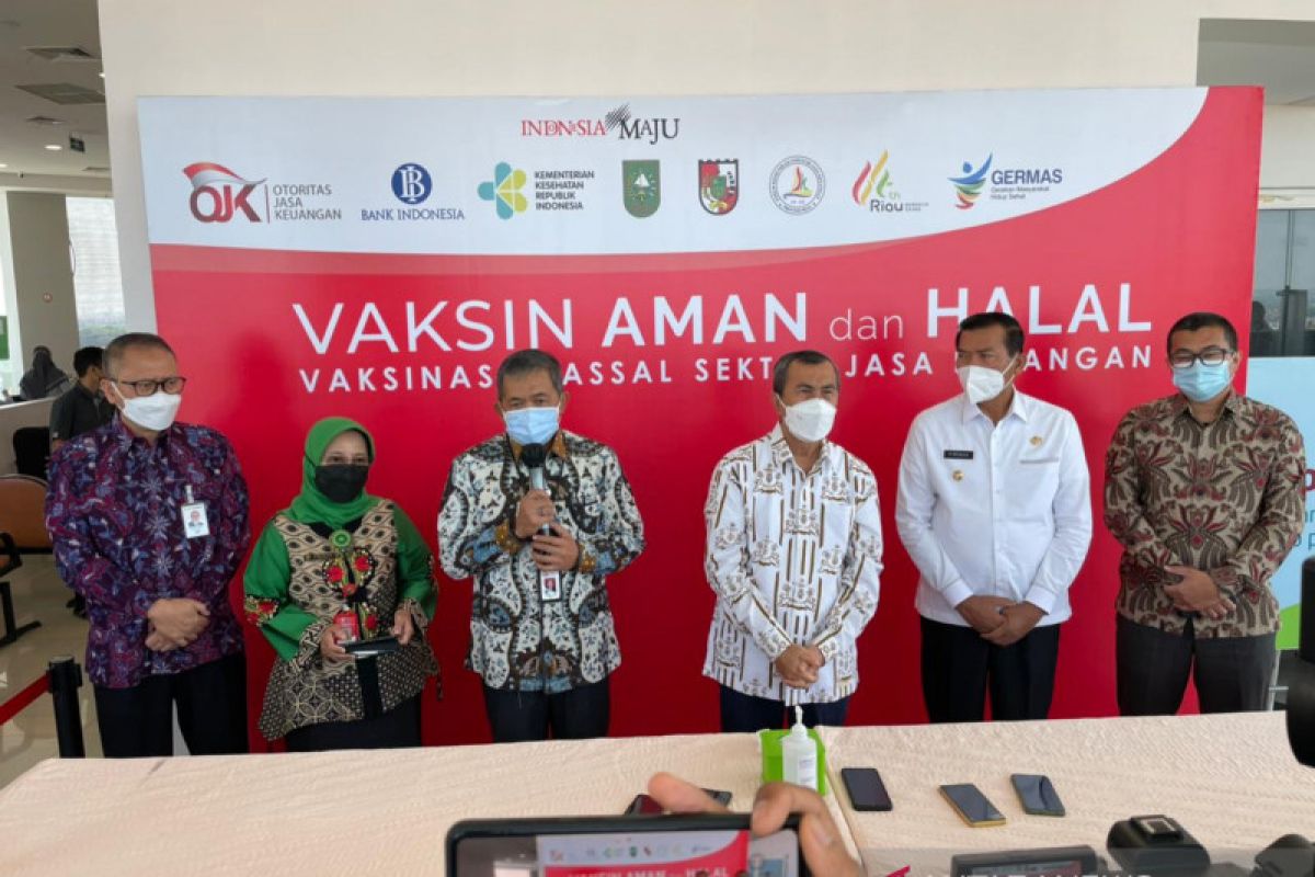 OJK Riau gesa vaksinasi 39 ribu pekerja di sektor jasa keuangan