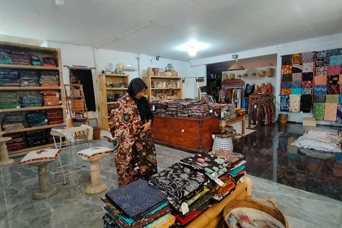 Manfaatkan PPKM, pengrajin batik di Cilacap cari ide kreatif