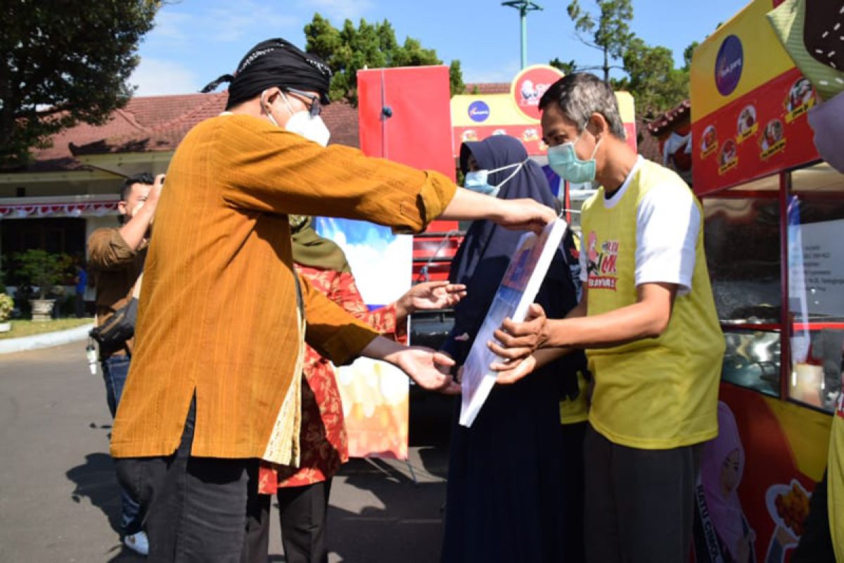 Bupati Banyumas serahkan bantuan 20 gerobak "cimol" untuk masyarakat